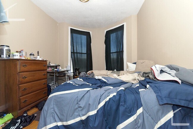 Building Photo - 4 Bedroom