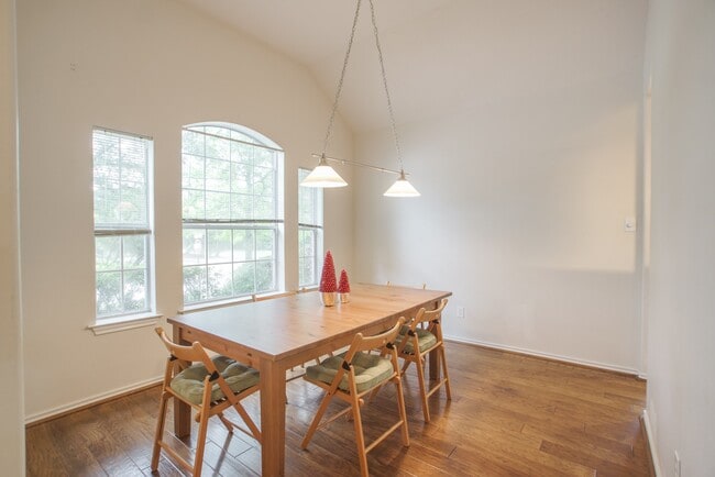Building Photo - 3 N Queenscliff Cir