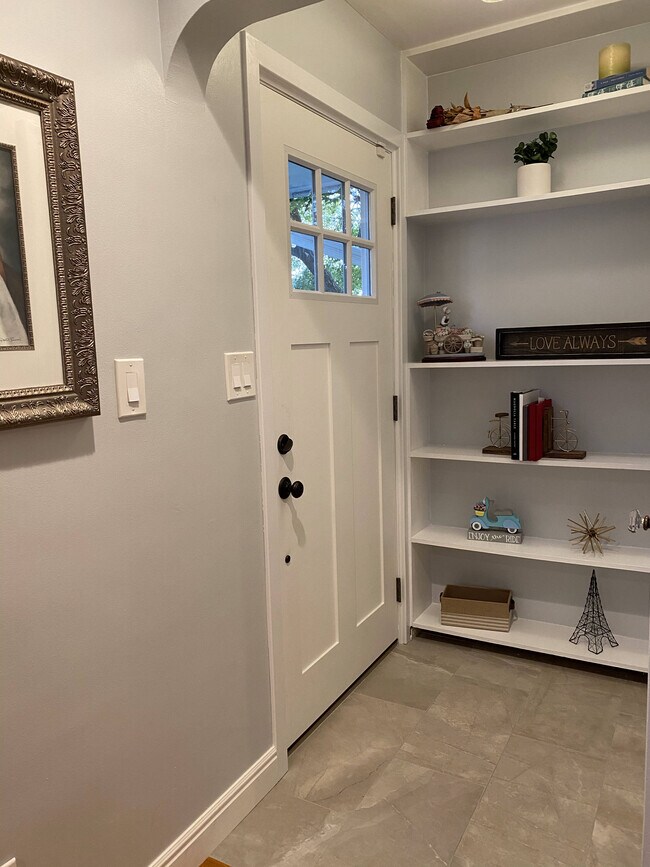 Entry - 1491 E Maple Ave