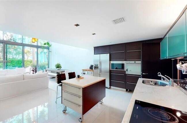 Foto del edificio - 6000 Collins Ave