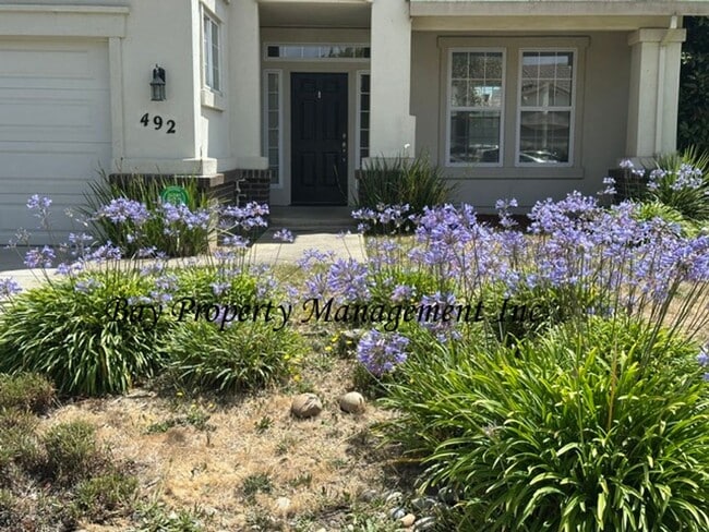Foto del edificio - **Spacious 4 Bedroom Home with Vaulted Ceilings & Large Backyard – North Salinas**