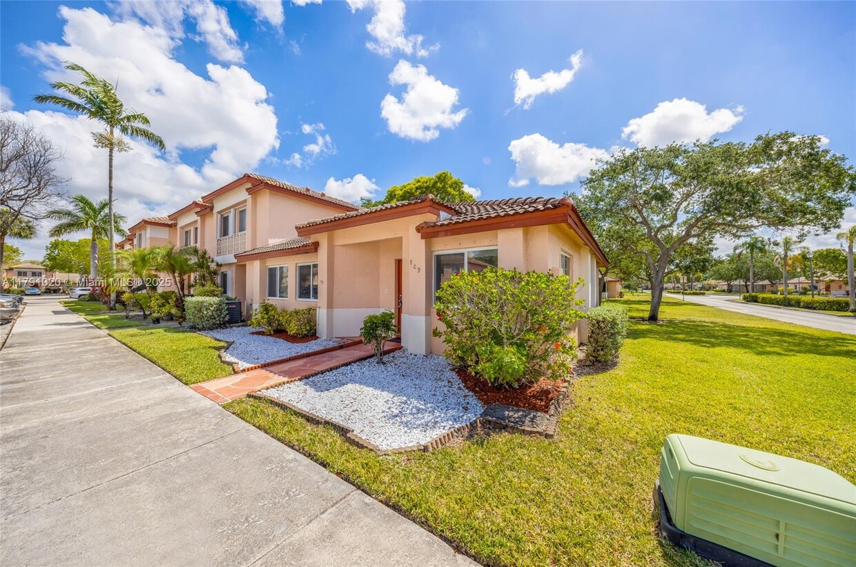 Foto principal - 709 NW 208th Way