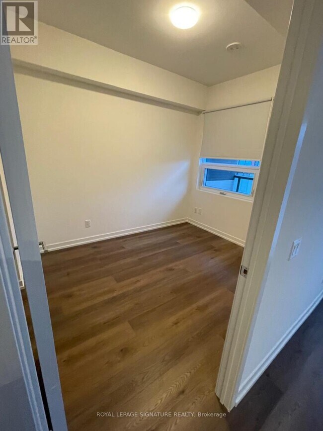 Photo du bâtiment - 863-863 St Clair Ave W