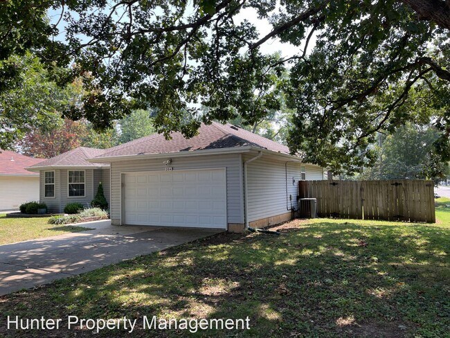 Building Photo - 3 br, 2 bath House - 204 West Fox Terrace ...