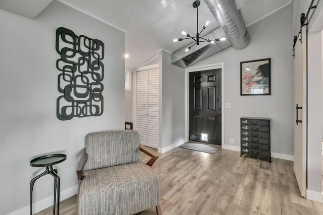 Foto del edificio - Private Fully Furnished ADU available in B...