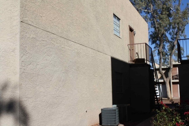 Building Photo - 2826 E Marconi Ave
