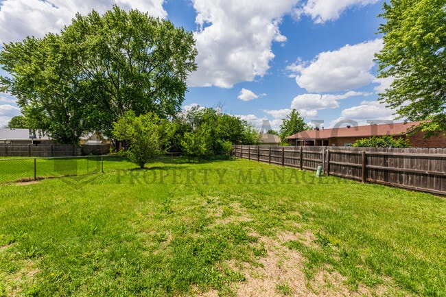 Building Photo - 2118 S White Oak Cir