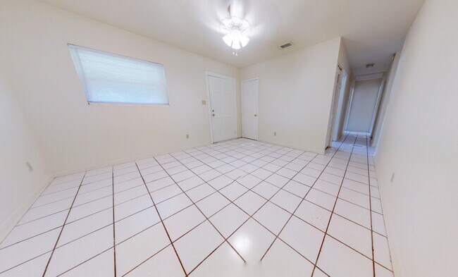 Building Photo - 1613 Airport Dr