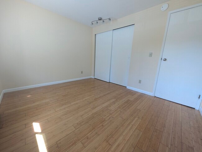 Foto del edificio - 4316 W Lake Sammamish Pky SE