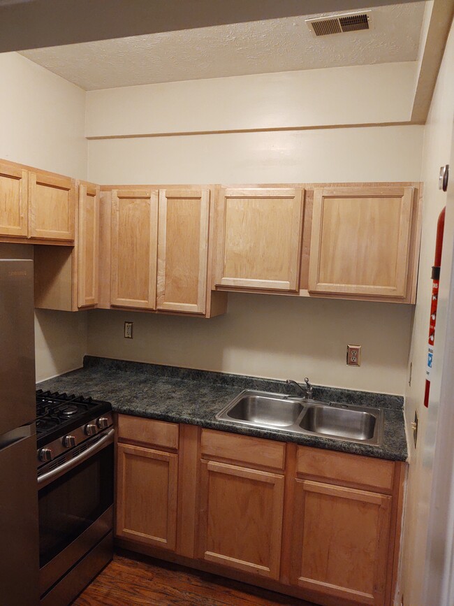 Kitchen New stainless steel Samsung gas range and refrigerator - 220 W Walnut St