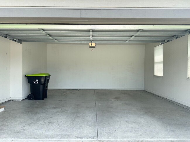 Foto del edificio - Spacious 4 Bed Attached Villa in Blue Springs w/ New Flooring Throughout