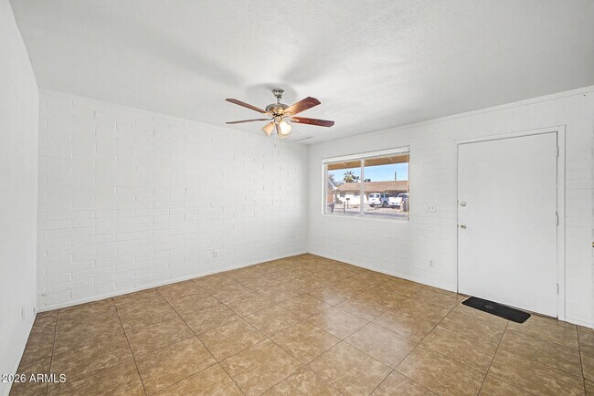 Building Photo - 1319 W Tulip Pl