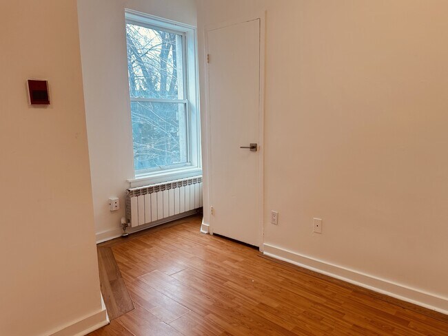 Photo du bâtiment - 1554-1554 King St W