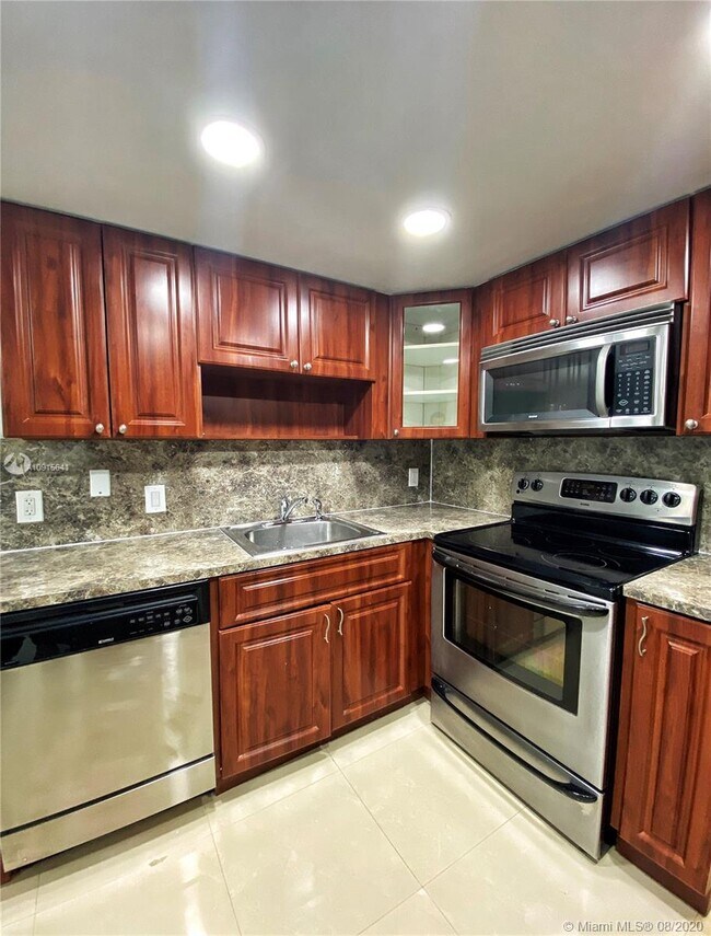 Building Photo - 10651 SW 108th Ave