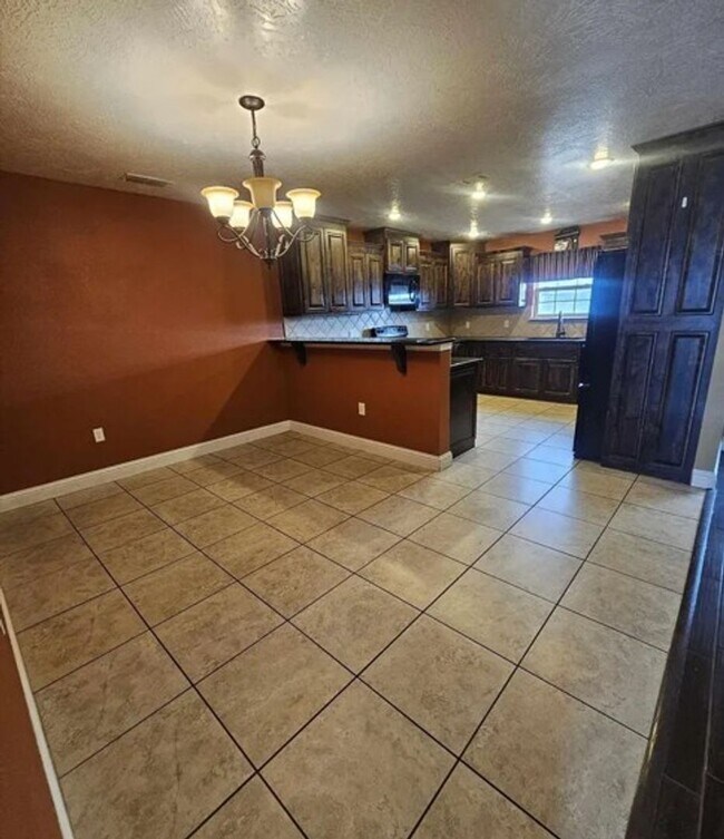 Building Photo - Lovely 4 bed, 2 bath, Pet Friendly Home