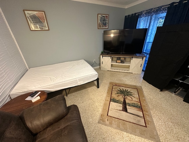 Building Photo - 819 Schumann Dr