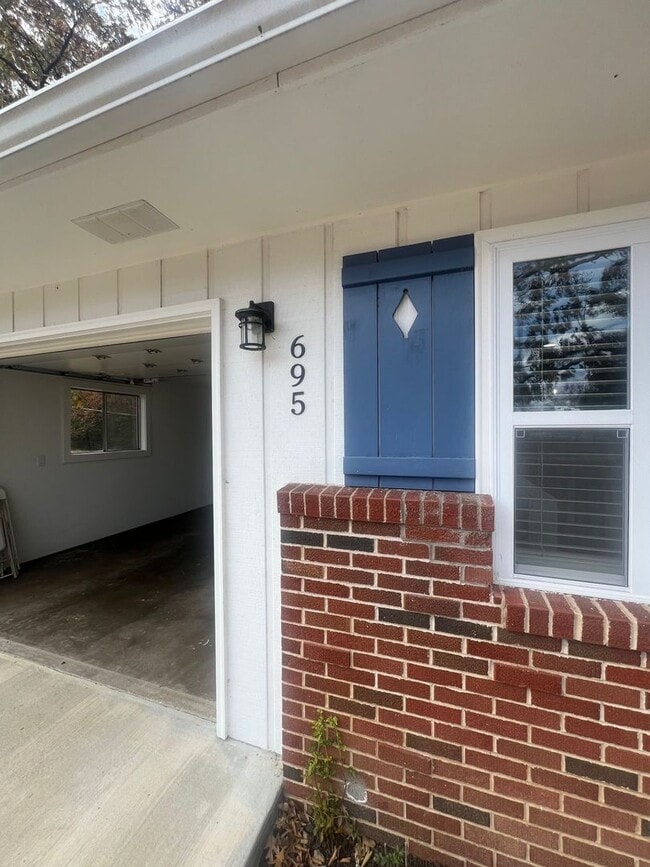 Foto del edificio - 695 Passover Rd