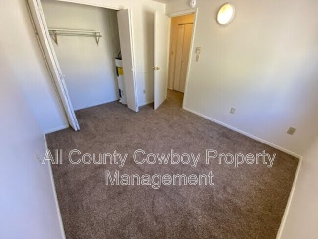 Foto del edificio - 527 Spring Creek Dr