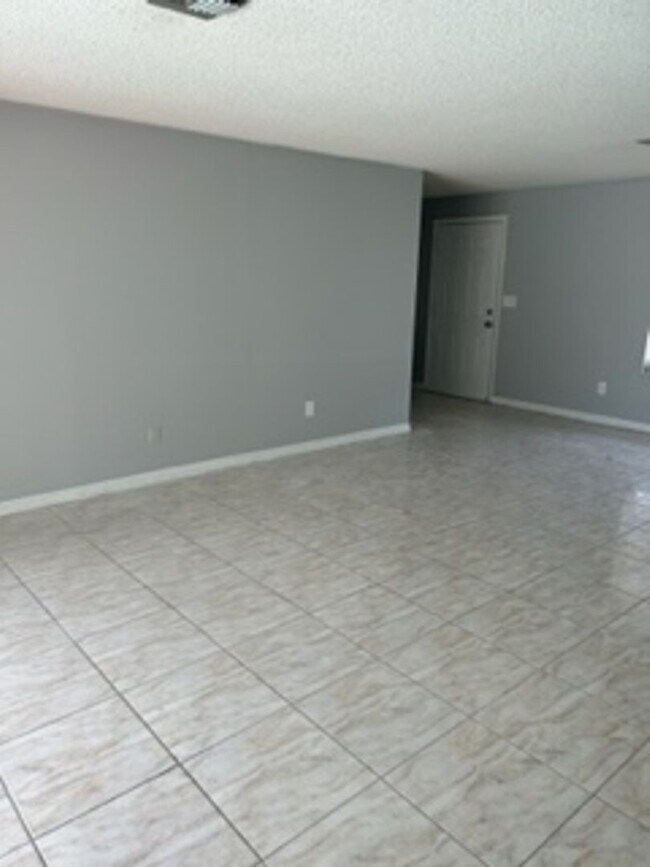 Building Photo - Large  3 bedroom, 2 bath pool home.