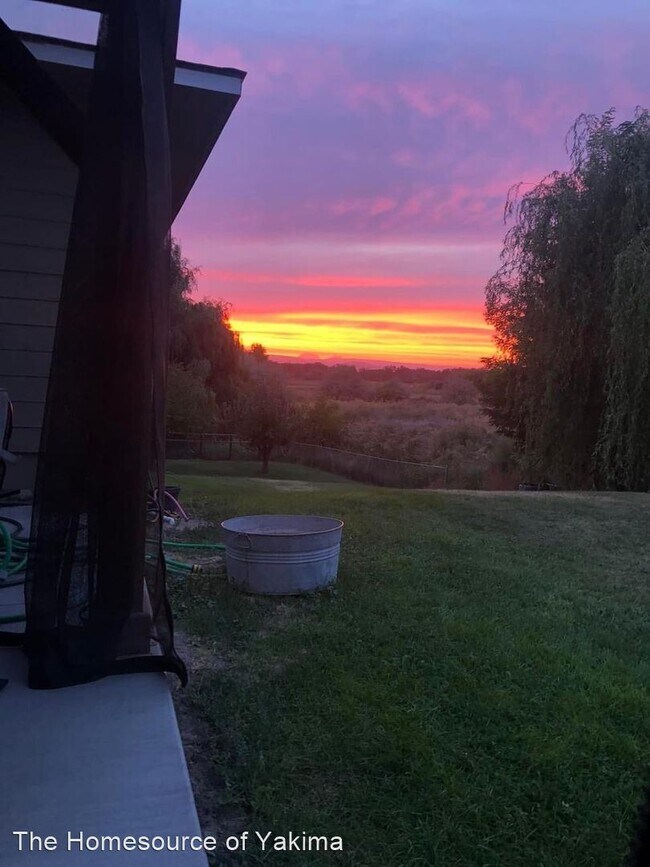 4 br, 2.5 bath House 4213 Thorp Road House Rental in Moxee, WA