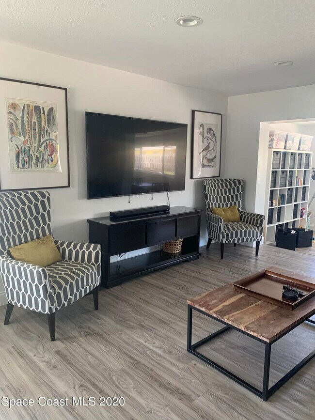 Foto del edificio - 120 Maple Dr