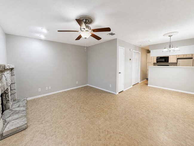 Foto del edificio - NICE 1 BR CONDO IN DESIRED GATED COMMUNITY*EASY ACCESS TO I35, 410, AND SHOPPING*APPLIANCES INCLU...