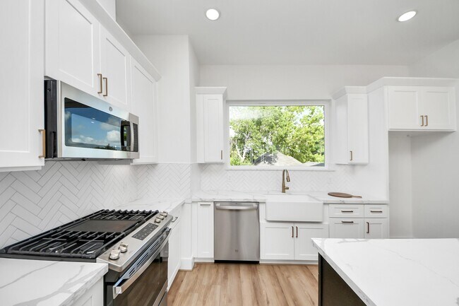 Foto del edificio - 2424 Harrington St