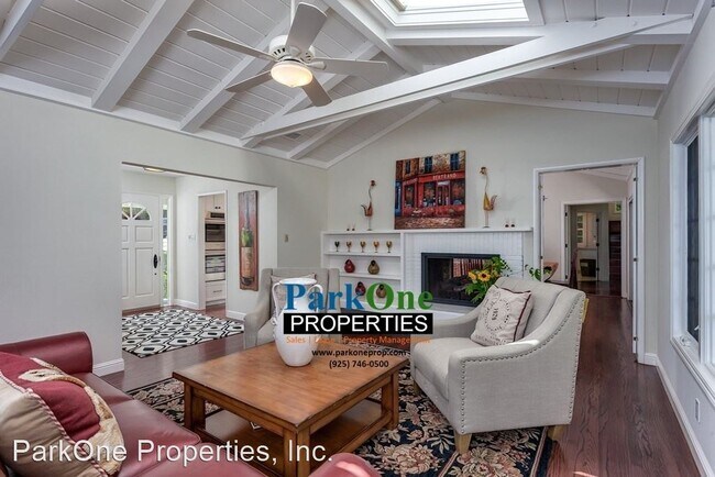 Foto del edificio - 5 br, 3.5 bath House - 219 Scofield Dr