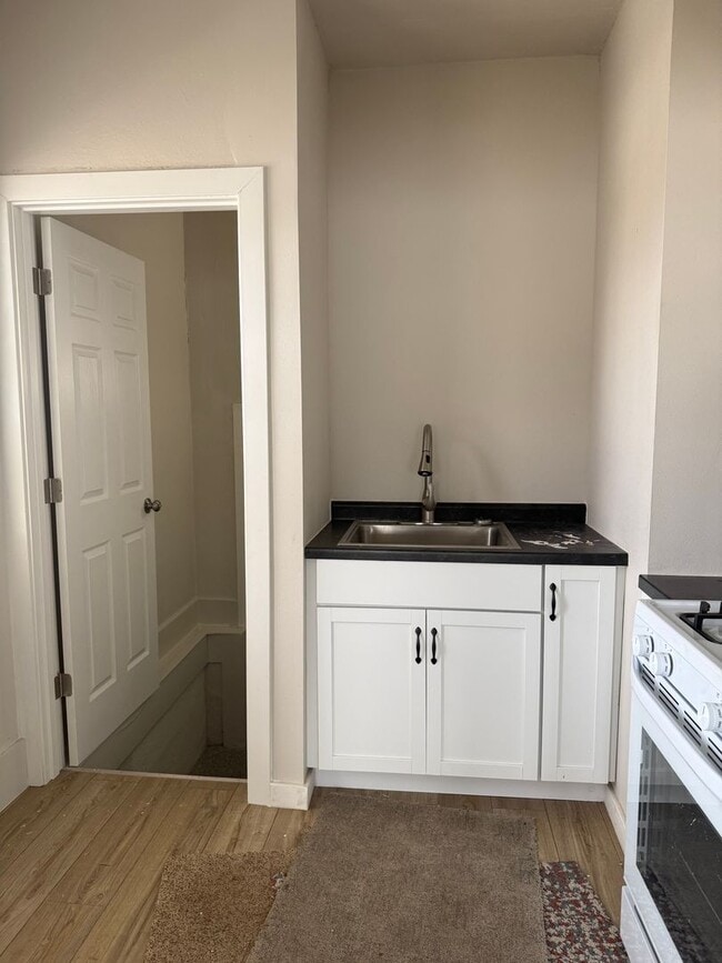 Building Photo - Updated 2 bed 1 bath