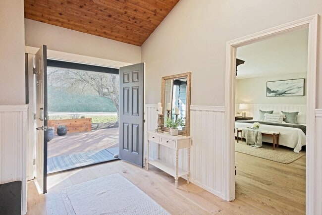 Building Photo - One Of A Kind Freeland Home with Two Seper...