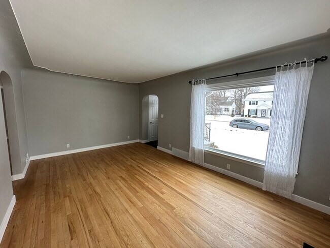 Building Photo - Great SW Side Updated 3 Bedroom Home!