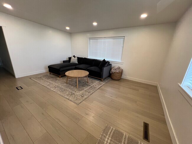 Building Photo - 1451 Lynnwood Ave