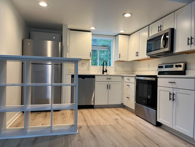 Foto del edificio - Renovated 1 Bd/ 1 Ba Cottage w/ Loft Walki...