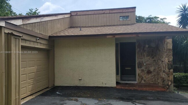 Building Photo - 8091 Royal Palm Cir