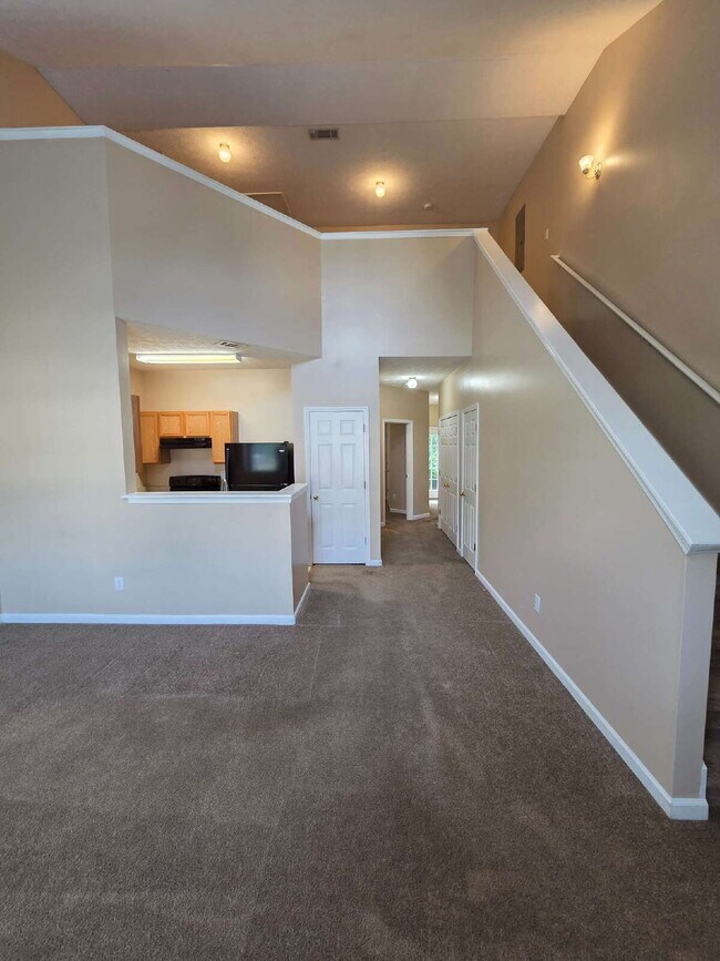 Foto del edificio - 2/2 Townhome close to shopping and dining