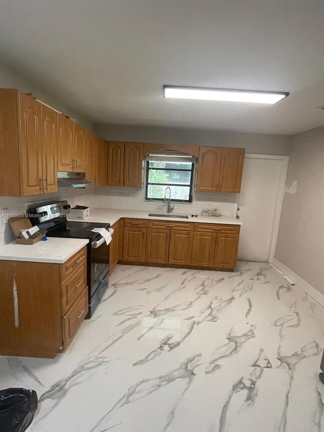 Foto del edificio - 21123 E Dixie Hwy