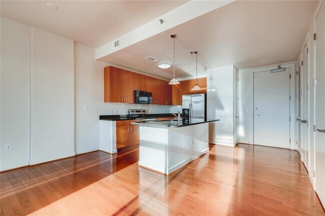 Building Photo - 711 Cosmopolitan Dr NE