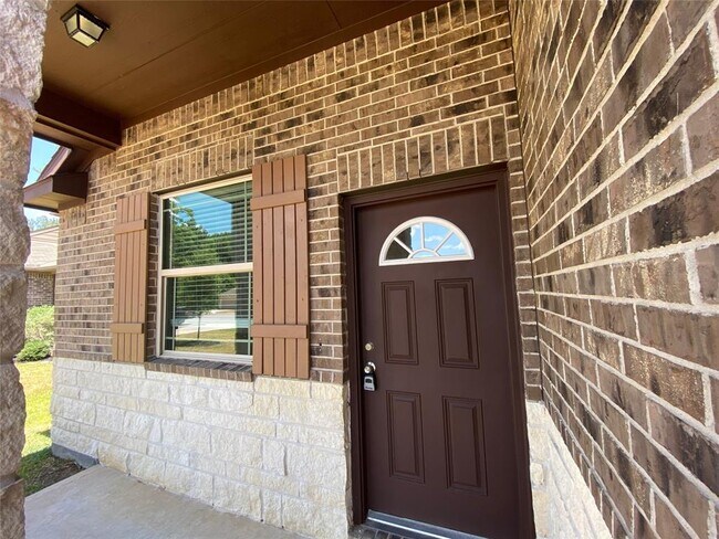 Building Photo - 15609 All Star Dr