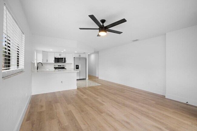 Foto del edificio - ****SPECIAL 2 WEEKS FREE****  Move-In Ready Cape Coral Home – Newly Remodeled Interior