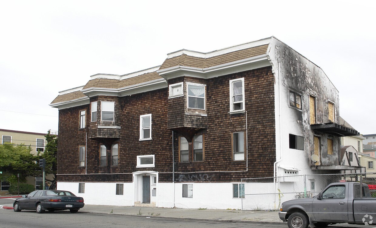 Building Photo - 802 E 18th St