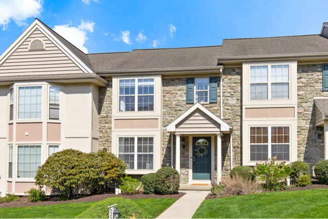 Building Photo - 622 Royal View Dr