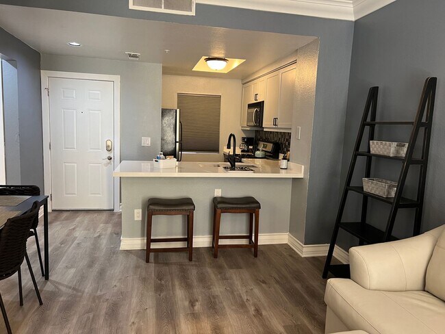 Foto del edificio - Meridian Fully Furnished Studio Condo - Re...