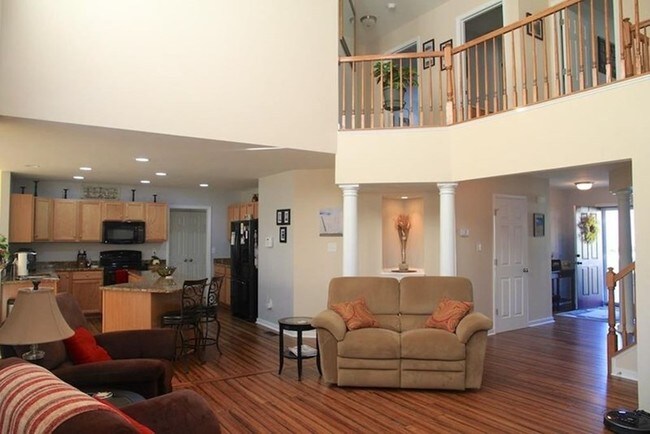 Building Photo - 5930 Kings Crest Dr