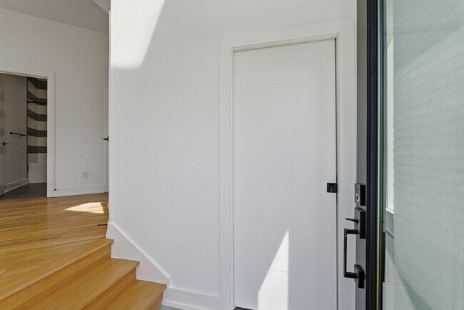 Foto del edificio - Beautiful 3-BR Property with Rooftop Deck!