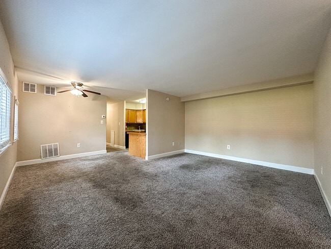 Amplias salas de estar y cocinas renovadas - Springfield Valley Apartments