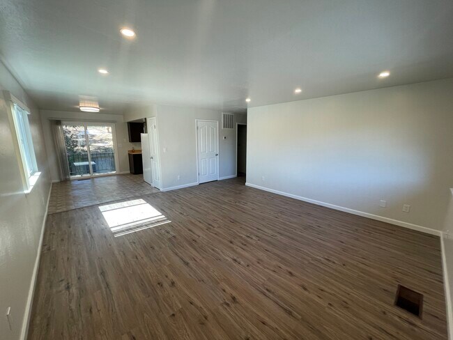 Living Room - 435 S Shepherd St