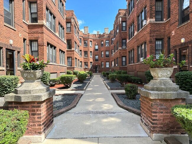 Building Photo - 4410 N Wolcott Ave
