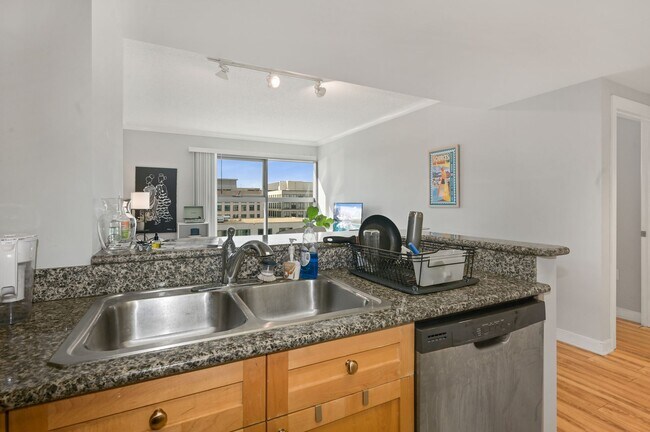 Gran luz - sala de estar abierta y luminosa - 777 7th St NW