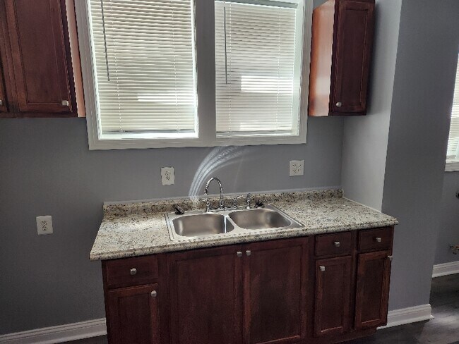 Building Photo - 7009 S Union Ave