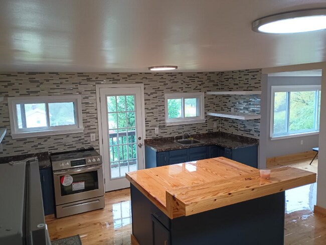 Building Photo - 352 Willow Way